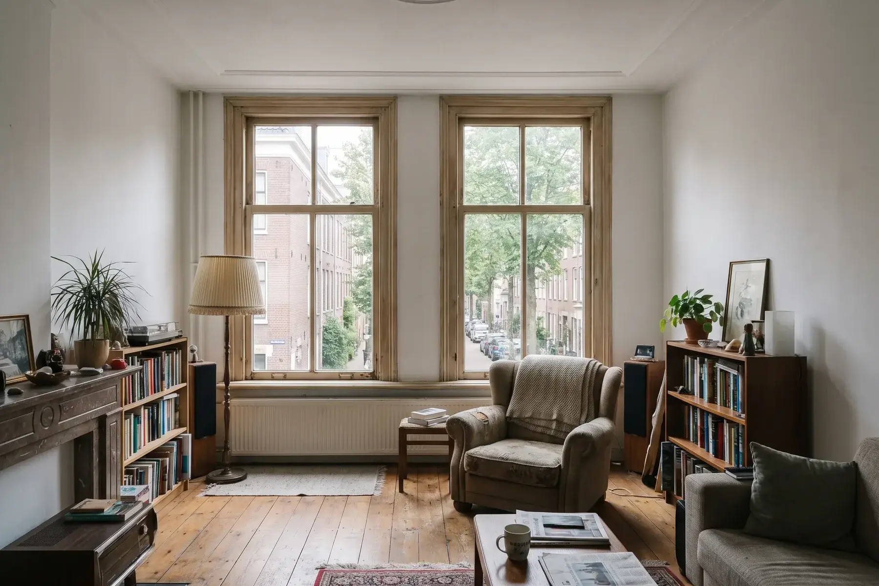 Woonkamer van een benedenwoning in een oud stadshuis met een hoog glad plafond