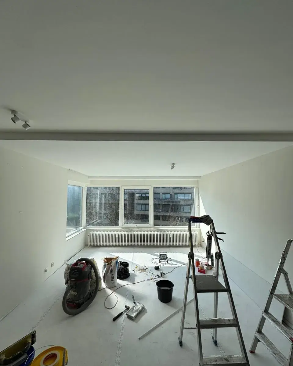 Kamer op de dag van het werk, met het plafond net klaar en het gereedschap nog in de ruimte