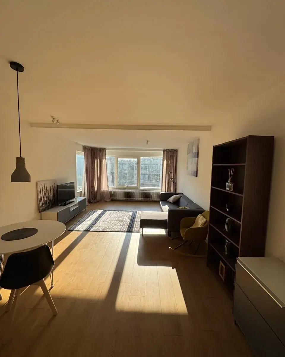 Opgeleverde woonkamer met een strak wit plafond na het isoleren