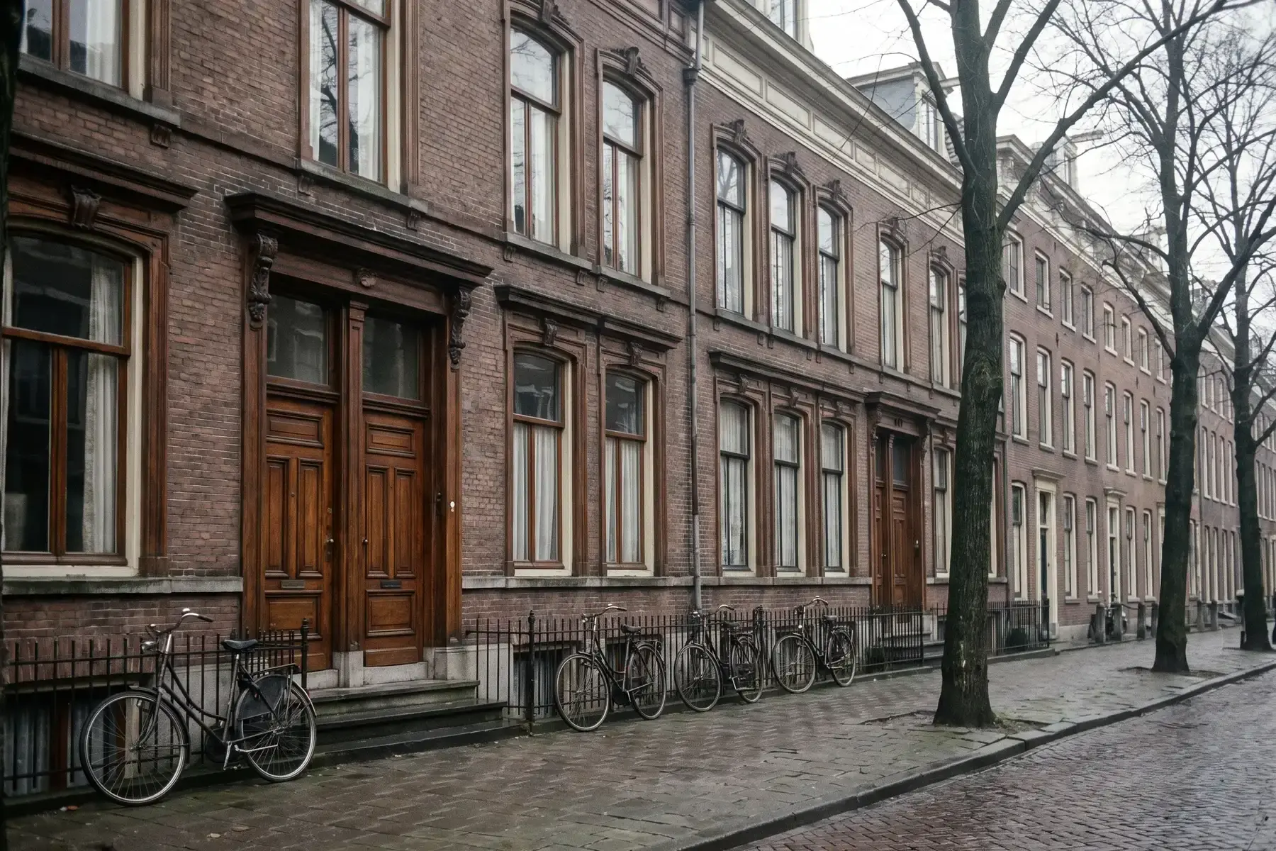 Straat met stadswoningen van rond 1900 met boven- en benedenwoningen en losse voordeuren